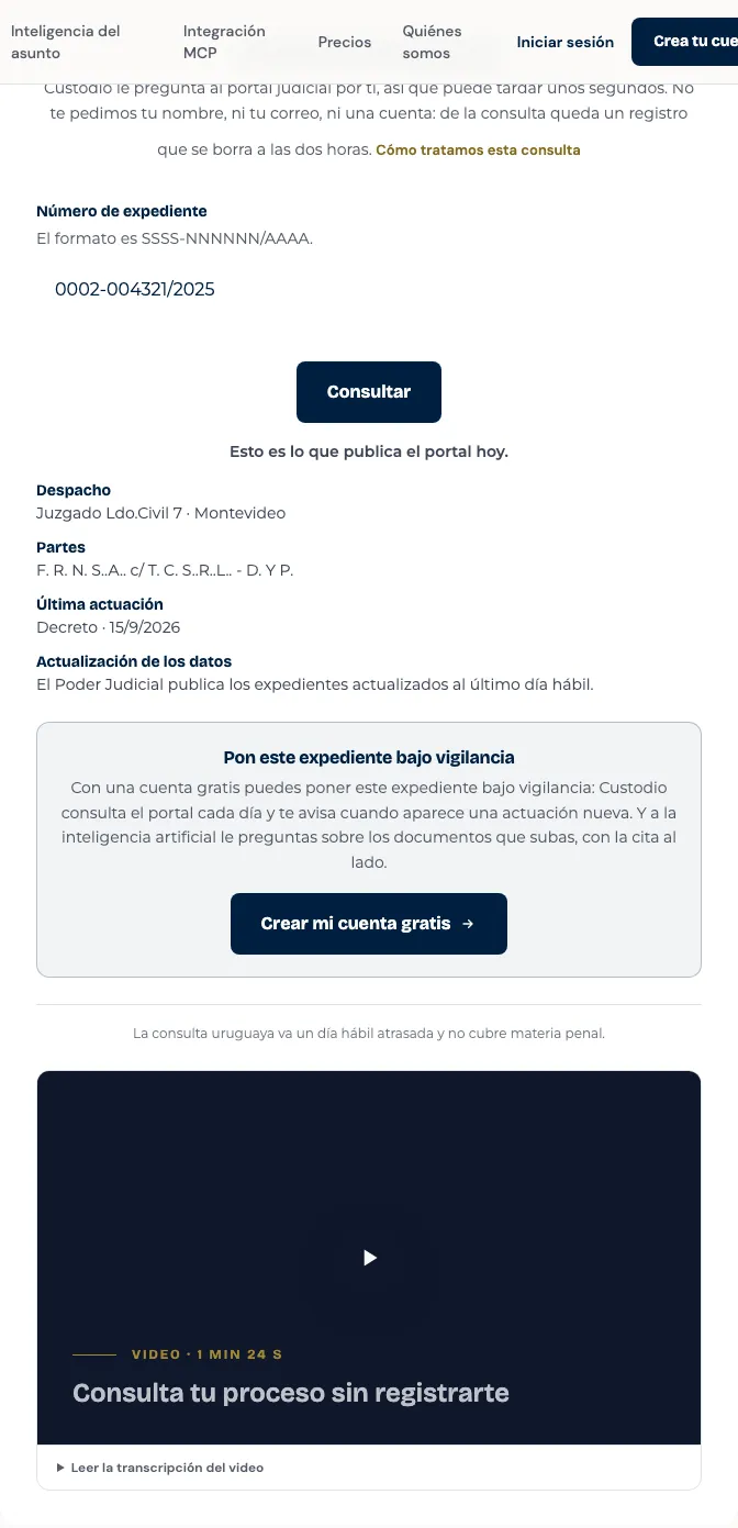 El buscador de la guía de Uruguay con un expediente consultado: el despacho, el departamento, el estado, la carátula con las partes reducidas a sus iniciales y la última actuación