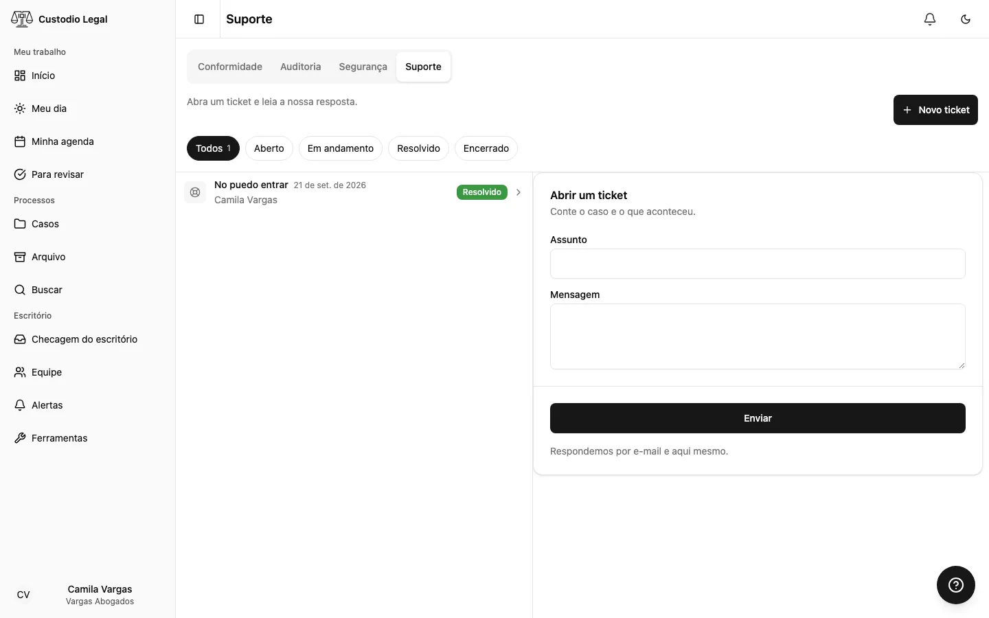 Lista de tickets à esquerda e, à direita, o formulário de um ticket novo